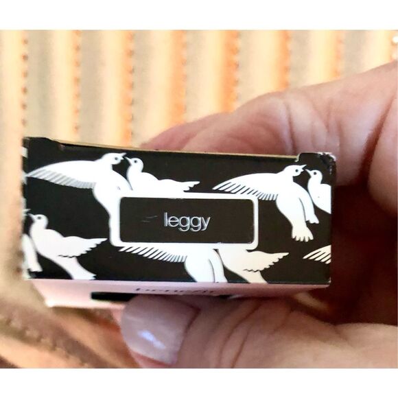 BENEFIT - NWT - Velvet Eyeshadow in "Leggy" Full Size/Pale Pink/Bit of Metallic - Picture 3 of 14